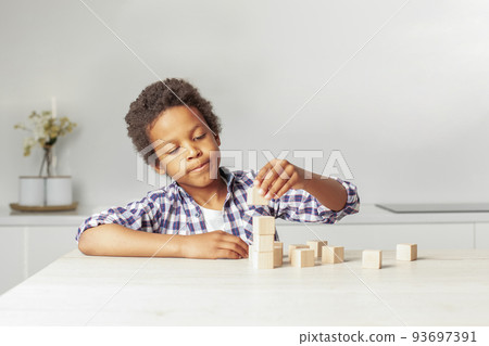 Child with empty wooden blocks 93697391