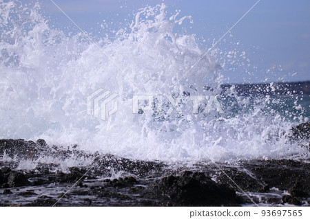 Wave splashes (Ganmon *Shiga Town, Hakui District, Ishikawa Prefecture) 93697565