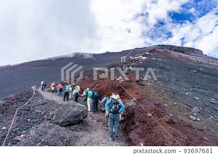 從吉田步道攀登日本最高峰富士山 93697681