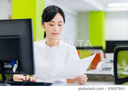 Medical staff doing medical office work Medical staff doing medical office work 93697841