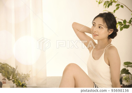 做手臂皮膚護理的年輕女人 93698136