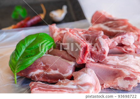 豬肉排骨在烹調前 豬肉排骨在烹調前 93698722