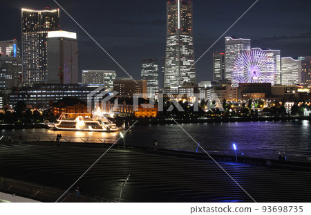 A cruise ship leaving Yokohama Red Brick Quay at dusk 93698735