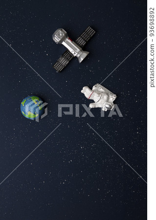 地球與太空人和衛星在空間背景 93698892