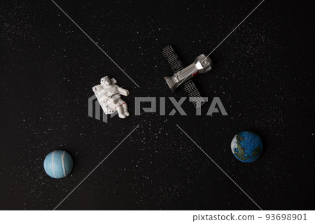 太空人與地球和衛星在空間背景 太空人與地球和衛星在空間背景 93698901