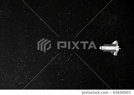 在宇宙背景的宇宙飛船 在宇宙背景的宇宙飛船 93698903