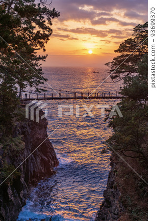 (Shizuoka Prefecture) Higashiizu Jogasaki Kadowaki Suspension Bridge Sunrise (Shizuoka Prefecture) Higashiizu Jogasaki Kadowaki Suspension Bridge Sunrise 93699370