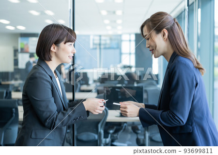 兩名職業女性在會議室交換名片 93699811