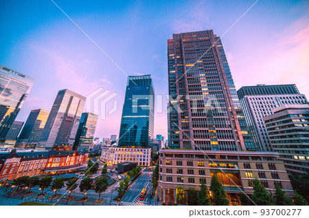 日本東京城市景觀 東京站的新景觀。一排排摩天大樓（窗玻璃反射的日落） 93700277