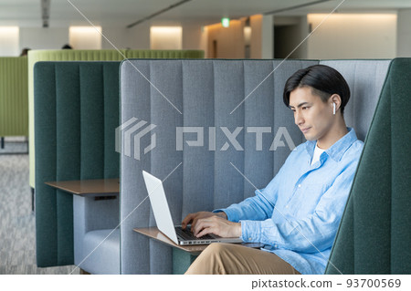 A young man having a web conference on a computer in his office work booth.Photography cooperation "LINK FOREST" A young man having a web conference on a computer in his office work booth.Photography cooperation "LINK FOREST" 93700569