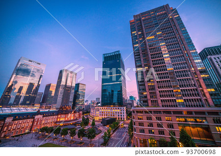 日本東京城市景觀 東京站的新景觀。一排摩天大樓（夕陽映照在窗玻璃上），夜景 93700698