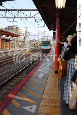 等待火車進入京都站月台京都觀光的車輛和人 93700858