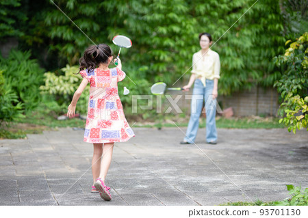 父母和孩子打羽毛球 93701130