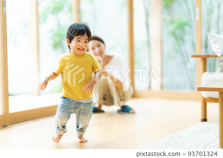 母女在客廳裡互相撫摸 93701324