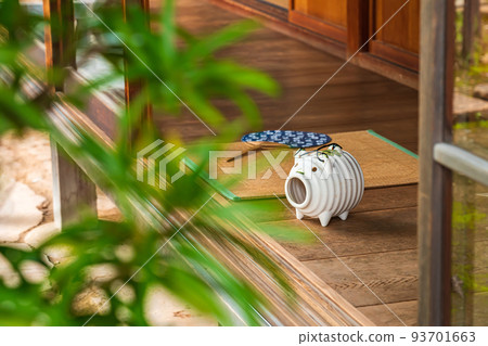 Mosquito pig on the porch ・Summer image 93701663