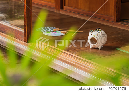 Mosquito pig on the porch ・Summer image Mosquito pig on the porch ・Summer image 93701676