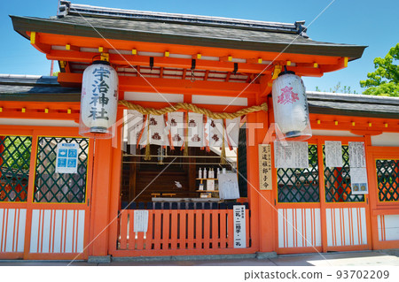 Uji Shrine main hall and mikaeri rabbit (Uji City, Kyoto Prefecture) 93702209