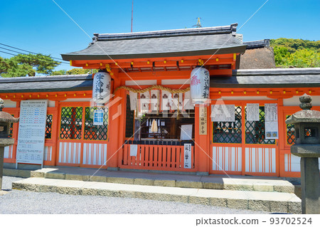 Uji Shrine main hall and mikaeri rabbit (Uji City, Kyoto Prefecture) Uji Shrine main hall and mikaeri rabbit (Uji City, Kyoto Prefecture) 93702524