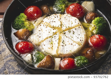Camp Meal: Camembert Cheese Ajillo Made with a Skillet 93702762