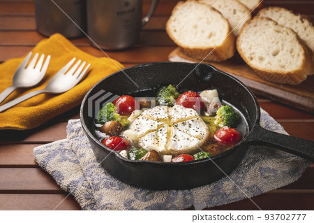 Camp Meal: Camembert Cheese Ajillo Made with a Skillet 93702777