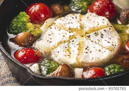 營地餐：用煎鍋製作的卡門貝爾奶酪阿吉洛 93702783