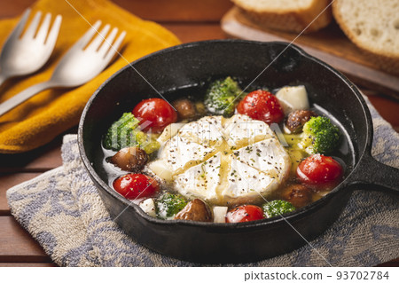 營地餐：用煎鍋製作的卡門貝爾奶酪阿吉洛 93702784