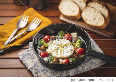 營地餐：用煎鍋製作的卡門貝爾奶酪阿吉洛 93702785