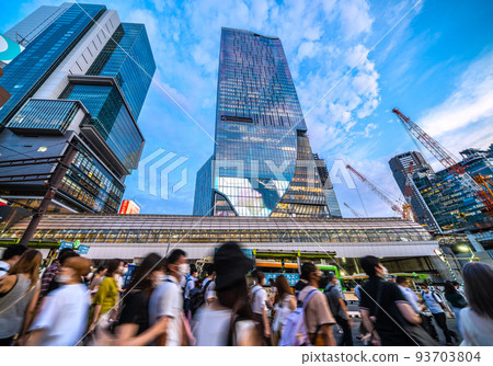 日本東京的城市景觀:澀谷的商業區和銀座線的澀谷站。站台內可以看到一輛黃色汽車 = 8 月 26 日 日本東京的城市景觀:澀谷的商業區和銀座線的澀谷站。站台內可以看到一輛黃色汽車 = 8 月 26 日 93703804