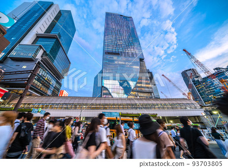 日本東京的城市景觀:澀谷的商業區和銀座線的澀谷站。站台內可以看到一輛黃色汽車 = 8 月 26 日 日本東京的城市景觀:澀谷的商業區和銀座線的澀谷站。站台內可以看到一輛黃色汽車 = 8 月 26 日 93703805