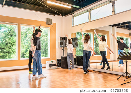 舞蹈圈 大學生練習舞蹈 93703868