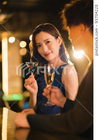 男人和女人在酒吧喝酒 93704228