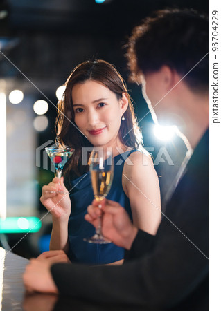 Men and women drinking at the bar 93704229