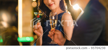 Men and women drinking at the bar 93704230