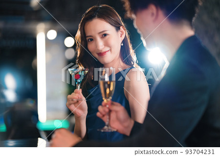 Men and women drinking at the bar 93704231