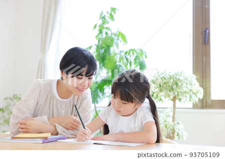 小學女兒和母親在客廳學習 小學女兒和母親在客廳學習 93705109