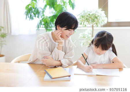 小學女兒和母親在客廳學習 小學女兒和母親在客廳學習 93705116