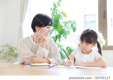 小學女兒和母親在客廳學習 小學女兒和母親在客廳學習 93705117