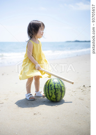 A 2-year-old girl splitting watermelon, a summer tradition in Japan A 2-year-old girl splitting watermelon, a summer tradition in Japan 93705657