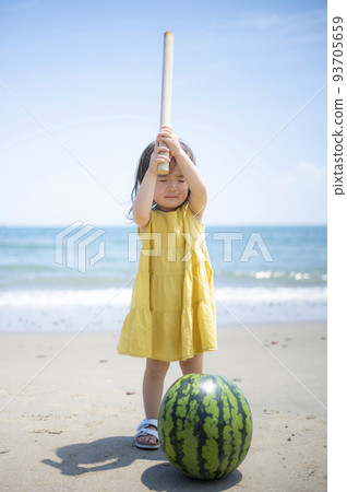 2歲小女孩劈西瓜，日本的夏日習俗 93705659