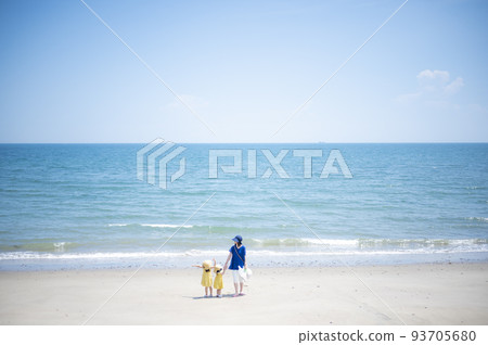 Summer sea beach, blue sky and parent and child 93705680