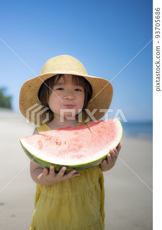 夏海沙灘上吃西瓜的兩歲女孩 93705686