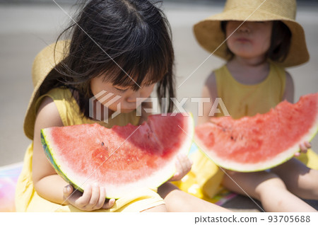 夏天在海邊沙灘上吃西瓜的孩子 93705688