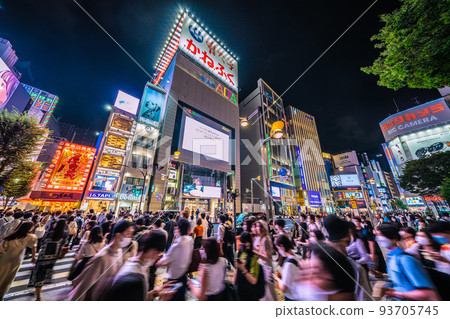 日本東京的城市景觀連續5週居世界第一，死亡人數連續2週居世界第二。新宿站東口是大人風格。百花園 → 屋台園 = 26th 93705745