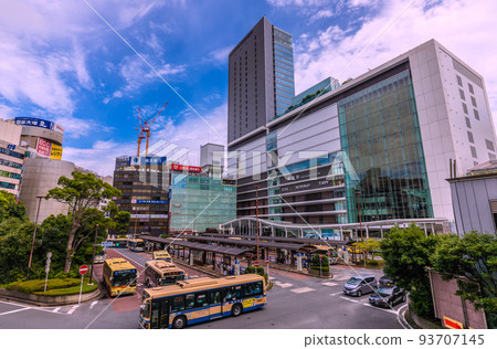 8 月日本橫濱市容。儘管發生了冠狀病毒大流行,但在沒有活動限制的夏季結束時,8 月 23 日橫濱站依然熱鬧非凡。 8 月日本橫濱市容。儘管發生了冠狀病毒大流行,但在沒有活動限制的夏季結束時,8 月 23 日橫濱站依然熱鬧非凡。 93707145