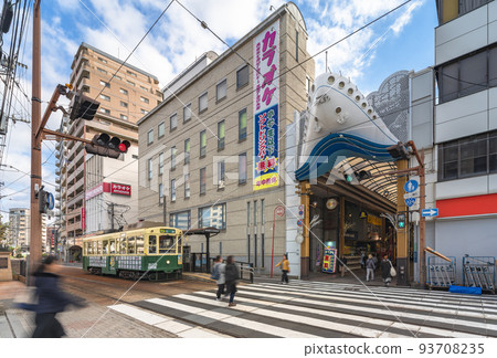 [Kyushu/Nagasaki] A tram stopped at the gate of Hamanmachi Arcade, which is shaped like the bow of a ship. 93708235