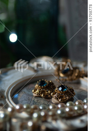 Earrings, necklaces and pearl necklaces with classical designs Earrings, necklaces and pearl necklaces with classical designs 93708778