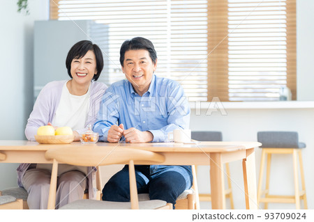 Middle couple, middle man, middle woman 93709024