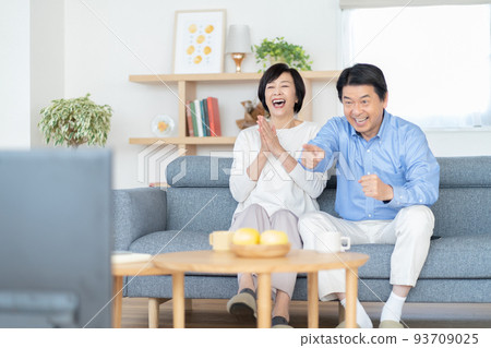 Middle couple, middle man, middle woman Middle couple, middle man, middle woman 93709025