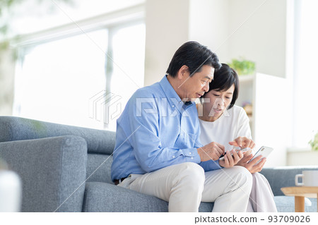 Middle couple, middle man, middle woman 93709026