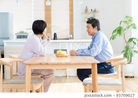 Middle couple, middle man, middle woman 93709027